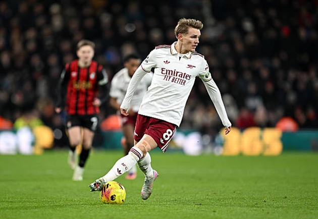 Martin Odegaard - 7.3 điểm: Trận thứ ba liên tiếp đội trưởng Arsenal có pha kiến tạo. Đường chuyền xé toang hàng thủ đối phương cho Saka băng xuống (trước khi bóng đến chân Rice) là điểm nhấn. Odegaard cũng tích cực pressing khi không có bóng, tiếp tục là nhạc trưởng dẫn dắt lối chơi.

Gabriel Martinelli - 7.0 điểm: Dù được chấm điểm khá cao về mặt thống kê, nhưng thực tế trên sân Martinelli đã bỏ lỡ cơ hội để chứng tỏ mình xứng đáng đá chính hơn Trossard. Anh thiếu sự quyết đoán khi đối mặt hậu vệ đối phương và các pha xử lý cuối cùng thường thiếu độ sắc bén.

Noni Madueke - 6.9 điểm: Một màn trình diễn pha trộn giữa những khoảnh khắc lóe sáng và sự mờ nhạt. Ban đầu Madueke chơi ấn tượng với những pha chạy chỗ tích cực dẫn đến bàn gỡ hòa, nhưng sau đó anh dần mất hút. Khả năng hỗ trợ phòng ngự của cầu thủ này cũng cần được cải thiện.

Viktor Gyokeres - 7.1 điểm: Một trận đấu "làm nền" của tiền đạo người Thụy Điển. Dù không ghi bàn và có ít pha chạm bóng, nhưng tinh thần chiến đấu và thể lực sung mãn của Gyokeres đã thu hút sự chú ý của bộ tứ vệ Bournemouth, tạo ra khoảng trống mênh mông cho Declan Rice băng lên ghi bàn.

Điểm số của các cầu thủ Arsenal. Ảnh: BongDa.com.vn