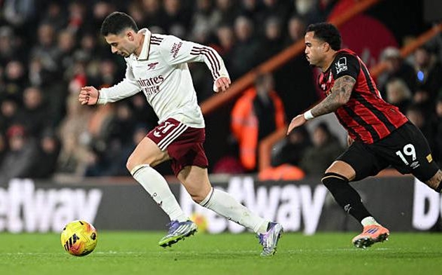 Gabriel Martinelli - 7.0 điểm: Dù được chấm điểm khá cao về mặt thống kê, nhưng thực tế trên sân Martinelli đã bỏ lỡ cơ hội để chứng tỏ mình xứng đáng đá chính hơn Trossard. Anh thiếu sự quyết đoán khi đối mặt hậu vệ đối phương và các pha xử lý cuối cùng thường thiếu độ sắc bén.

Noni Madueke - 6.9 điểm: Một màn trình diễn pha trộn giữa những khoảnh khắc lóe sáng và sự mờ nhạt. Ban đầu Madueke chơi ấn tượng với những pha chạy chỗ tích cực dẫn đến bàn gỡ hòa, nhưng sau đó anh dần mất hút. Khả năng hỗ trợ phòng ngự của cầu thủ này cũng cần được cải thiện.

Viktor Gyokeres - 7.1 điểm: Một trận đấu "làm nền" của tiền đạo người Thụy Điển. Dù không ghi bàn và có ít pha chạm bóng, nhưng tinh thần chiến đấu và thể lực sung mãn của Gyokeres đã thu hút sự chú ý của bộ tứ vệ Bournemouth, tạo ra khoảng trống mênh mông cho Declan Rice băng lên ghi bàn.

Điểm số của các cầu thủ Arsenal. Ảnh: BongDa.com.vn