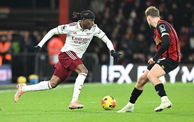 Noni Madueke - 6.9 điểm: Một màn trình diễn pha trộn giữa những khoảnh khắc lóe sáng và sự mờ nhạt. Ban đầu Madueke chơi ấn tượng với những pha chạy chỗ tích cực dẫn đến bàn gỡ hòa, nhưng sau đó anh dần mất hút. Khả năng hỗ trợ phòng ngự của cầu thủ này cũng cần được cải thiện.

Viktor Gyokeres - 7.1 điểm: Một trận đấu "làm nền" của tiền đạo người Thụy Điển. Dù không ghi bàn và có ít pha chạm bóng, nhưng tinh thần chiến đấu và thể lực sung mãn của Gyokeres đã thu hút sự chú ý của bộ tứ vệ Bournemouth, tạo ra khoảng trống mênh mông cho Declan Rice băng lên ghi bàn.

Điểm số của các cầu thủ Arsenal. Ảnh: BongDa.com.vn