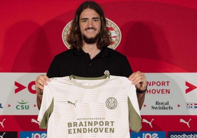 Yarek Gasiorowski gia nhập PSV.