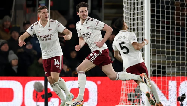 Ảnh bài viết Nén đau lập cú đúp, Rice cứu rỗi Arsenal