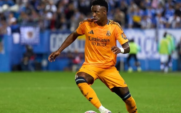 Vini phải chứng minh bản th&acirc;n khi Mbappe vắng mặt.