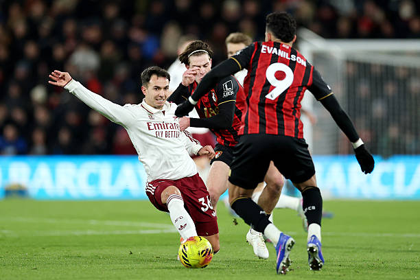 Martin Zubimendi ho&agrave;n th&agrave;nh rất tốt vai tr&ograve; tranh chấp của một tiền vệ ph&ograve;ng ngự.