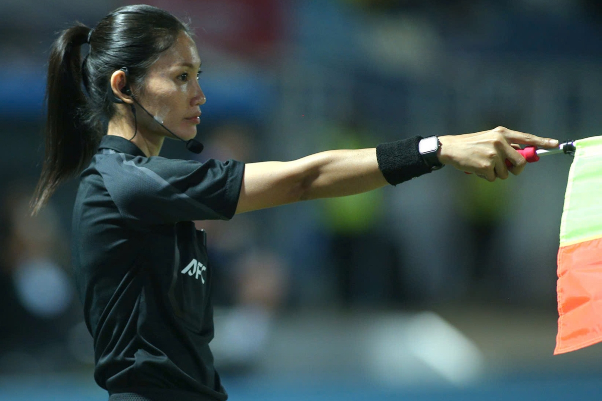 Ảnh bài viết Nữ trọng tài Lào gây tranh cãi vẫn giữ chuẩn FIFA