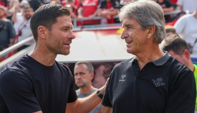 Alonso đấu trí với Pellegrini.