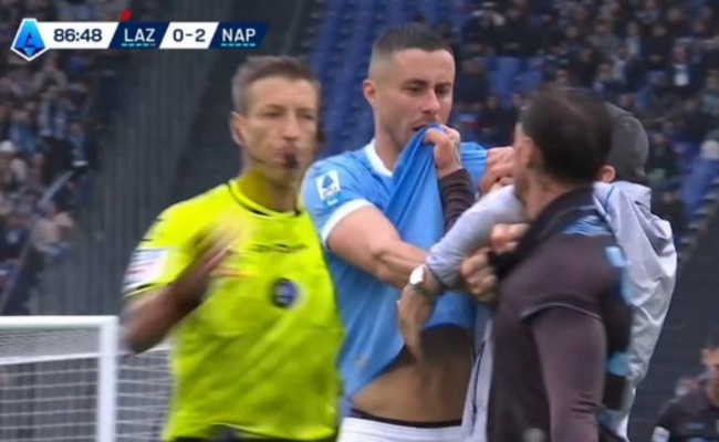 Cầu thủ 2 bên xô xát cuối trận.