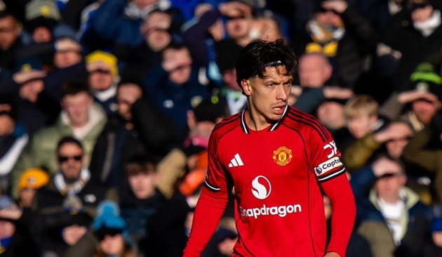 Lisandro Martinez: 6,9 điểm. Khả năng chuyền bóng tốt và thể hiện sự quyết liệt cần thiết khi phòng ngự. Được trả lại vị trí lệch trái trong bộ ba trung vệ và rõ ràng anh phù hợp với vai trò này hơn cả.