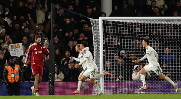 Ảnh bài viết 5 lý do khiến Liverpool hòa Fulham: Sai lầm của Van Dijk; Dớp sân khách