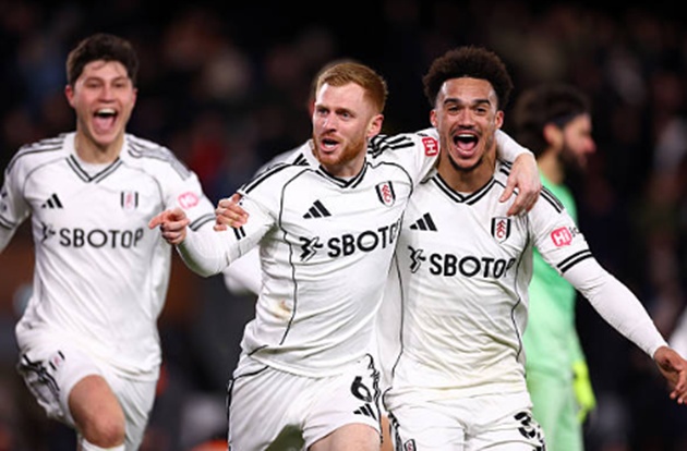 Harrison Reed ghi si&ecirc;u phẩm gỡ h&ograve;a cho Fulham ở ph&uacute;t 97.