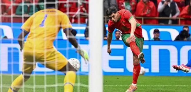 Diaz ghi bàn cho Morocco.