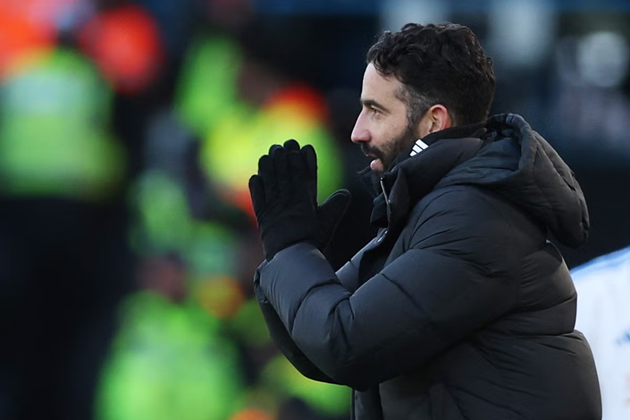 HLV Amorim được cho rằng đang bất m&atilde;n với bộ m&aacute;y l&atilde;nh đạo Man Utd.