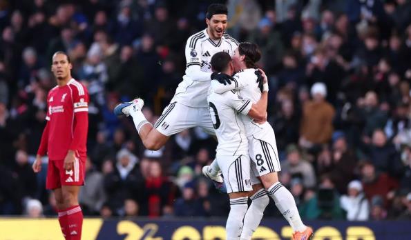 Wilson ăn mừng c&ugrave;ng c&aacute;c đồng đội.