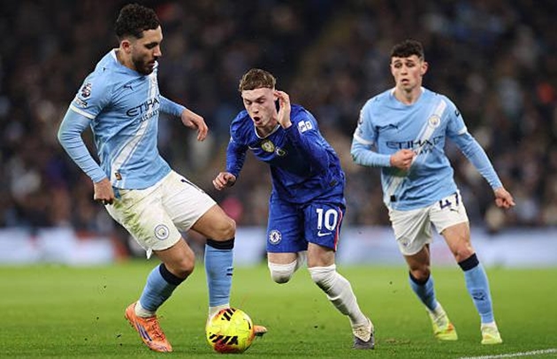 Cole Palmer mất h&uacute;t khi đối mặt h&agrave;ng ph&ograve;ng ngự của Manchester City.