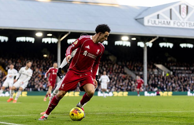 Curtis Jones - 6.8 điểm. Jones tích cực lùi sâu hỗ trợ phòng ngự và kéo bóng. Sự bền bỉ của Jones giúp cân bằng lối chơi của Liverpool.