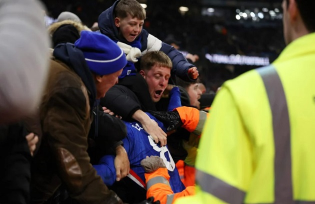 Ảnh bài viết Hòa Man City, fan Chelsea gọi tên Abramovich