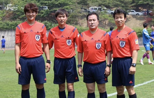 Choi Huyn-jai (thứ 2 từ tr&aacute;i sang) c&oacute; duy&ecirc;n với U23 Việt Nam