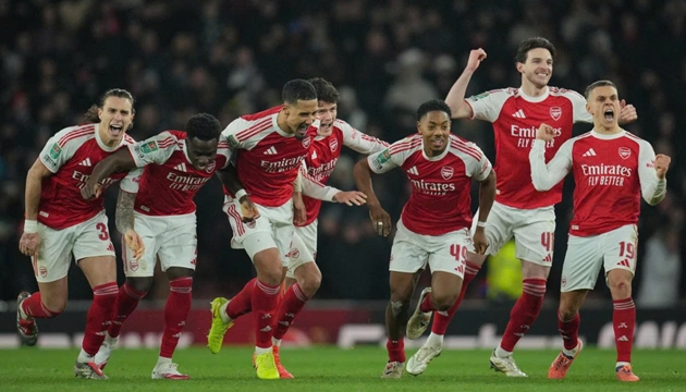 Arsenal nỗ lực giành lấy ngôi vương Ngoại hạng Anh trong một mùa giải đầy biến động.