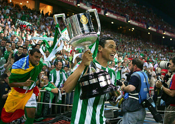 Real Betis giành danh hiệu Cúp Nhà Vua thứ 2 trong lịch sử vào năm 2005.