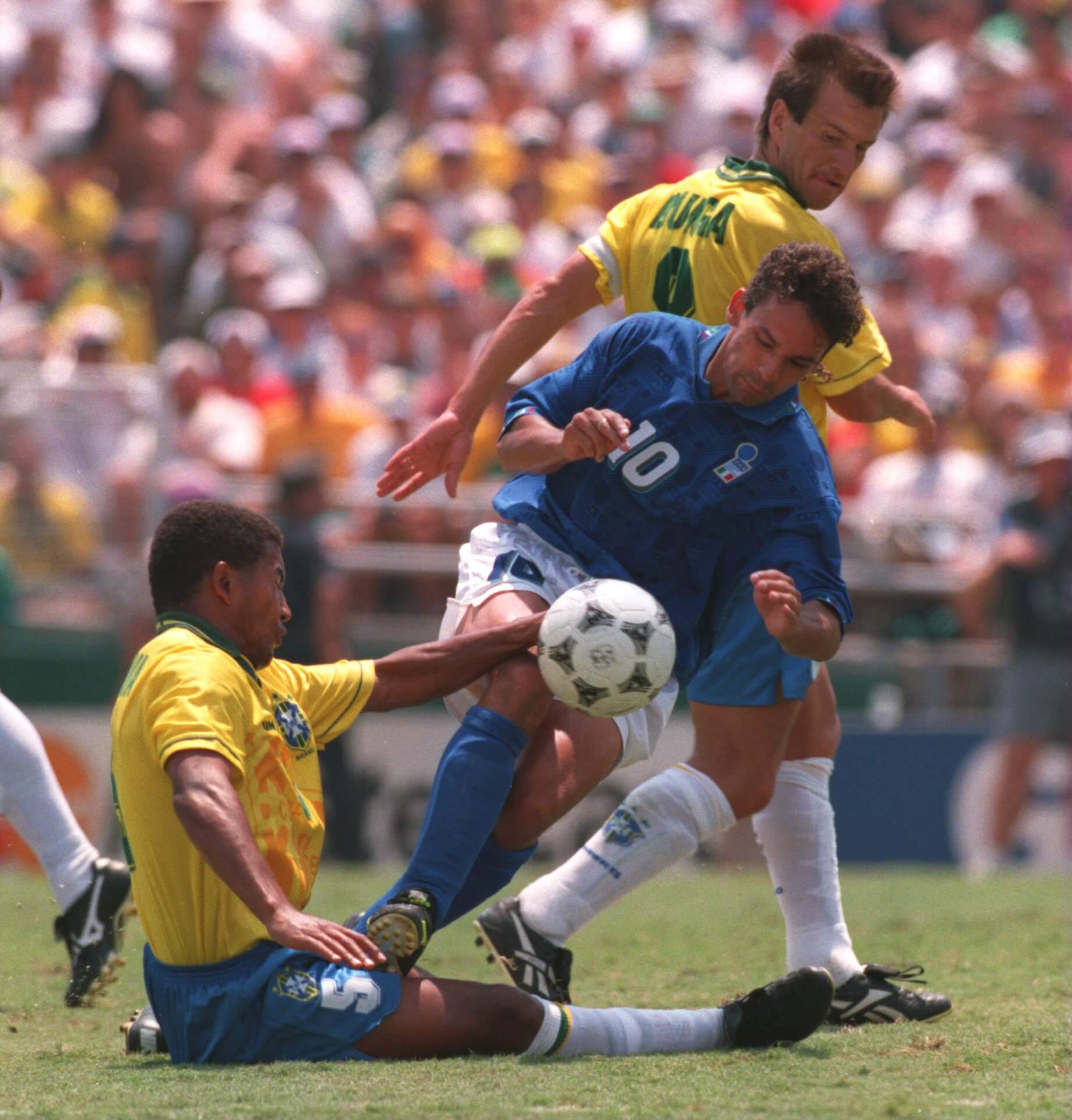 Dunga v&agrave; Mauro Silva đ&atilde; tạo n&ecirc;n một nền tảng rất vững chắc cho đội tuyển Brazil n&agrave;y. Billy Stickland/ALLSPORT