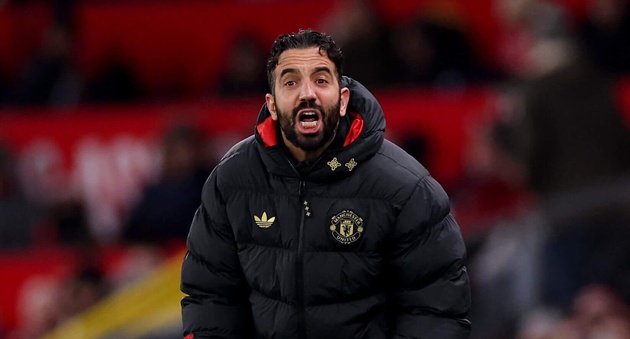 C&acirc;n nhắc với sơ đồ 3 trung vệ khiến Amorim bật b&atilde;i khỏi Man Utd