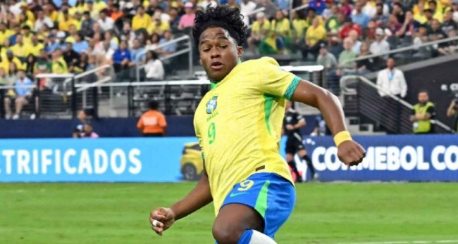 Endrick trong m&agrave;u &aacute;o Brazil.