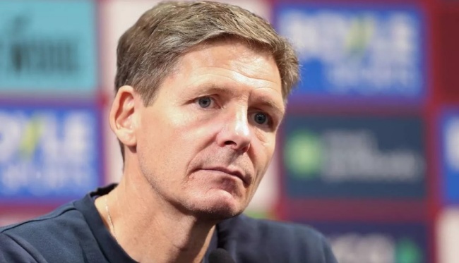 Oliver Glasner cần phải quản l&yacute; tốt ph&ograve;ng thay đồ nếu đặt ch&acirc;n đến Old Trafford.