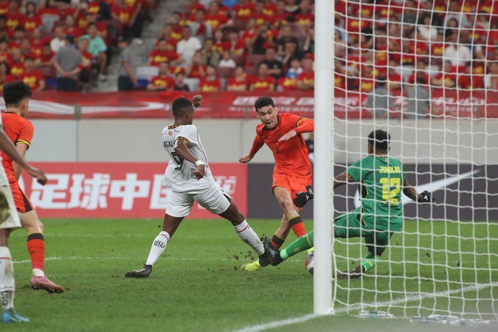 U23 Trung Quốc vất vả đ&aacute;nh bại U23 Timor Leste ở v&ograve;ng loại.