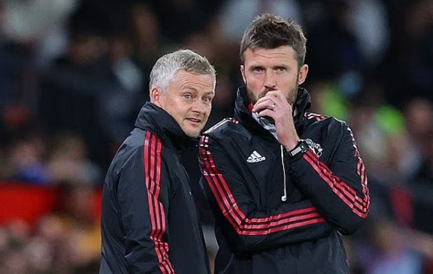 Solskjaer và Carrick muốn ngồi vào ghế tạm quyền tại Old Trafford.