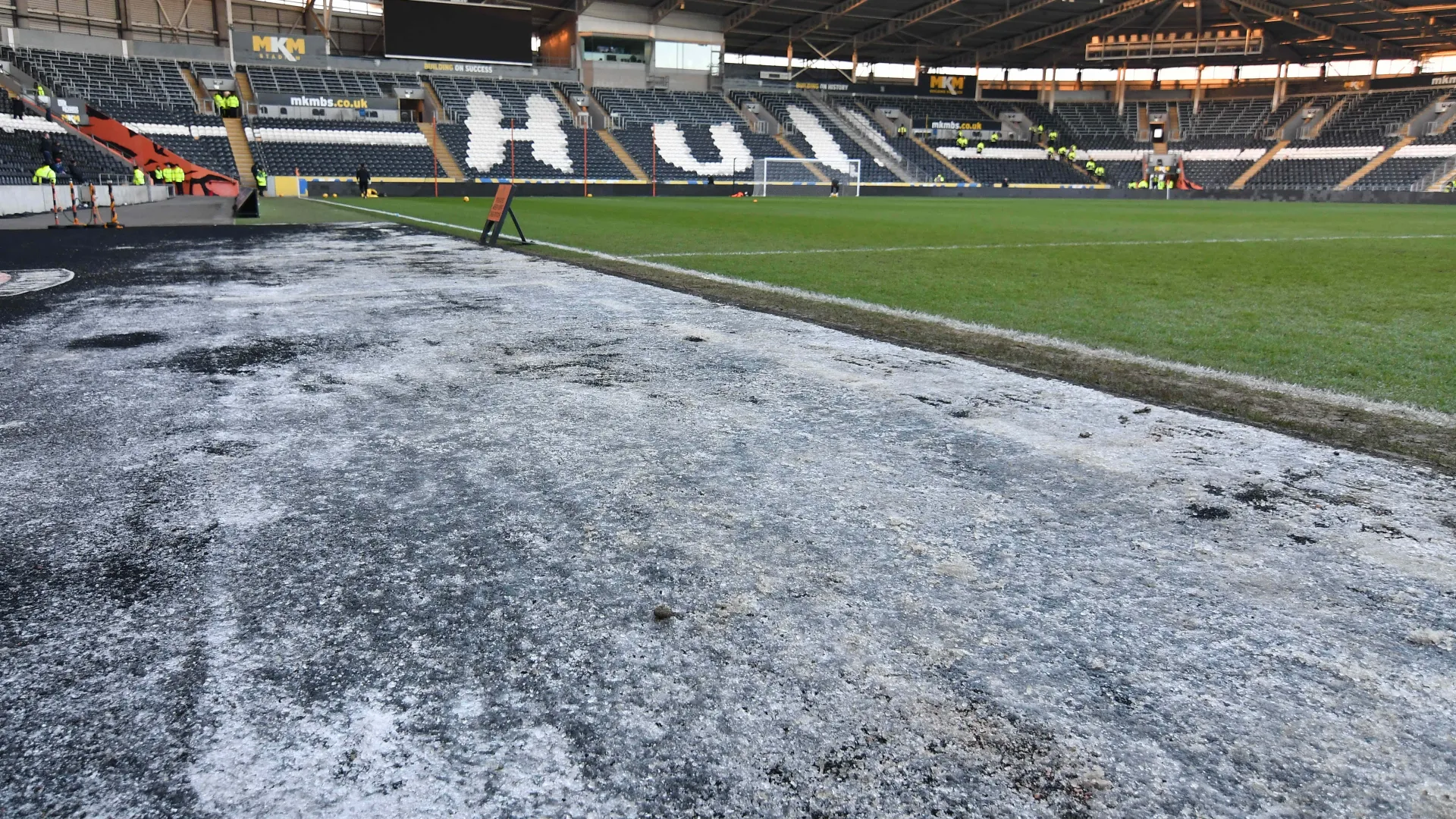 Mặt s&acirc;n ho&agrave;n to&agrave;n đ&oacute;ng băng