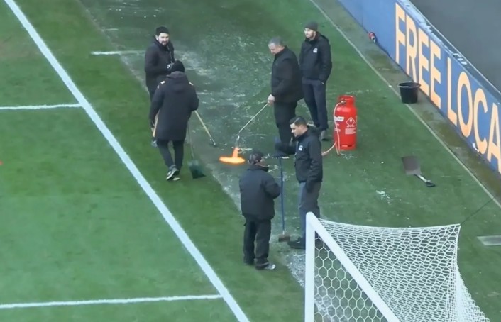 Nh&acirc;n vi&ecirc;n s&acirc;n b&atilde;i d&ugrave;ng đ&egrave;n kh&ograve;, cố cứu trận đấu trước giờ b&oacute;ng lăn.