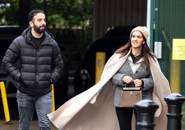 Amorim v&agrave; vợi rời biệt thự xa hoa.