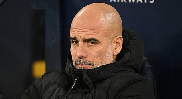 Pep Guardiola đốc th&uacute;c c&aacute;c học tr&ograve; giữa b&atilde;o chấn thương.