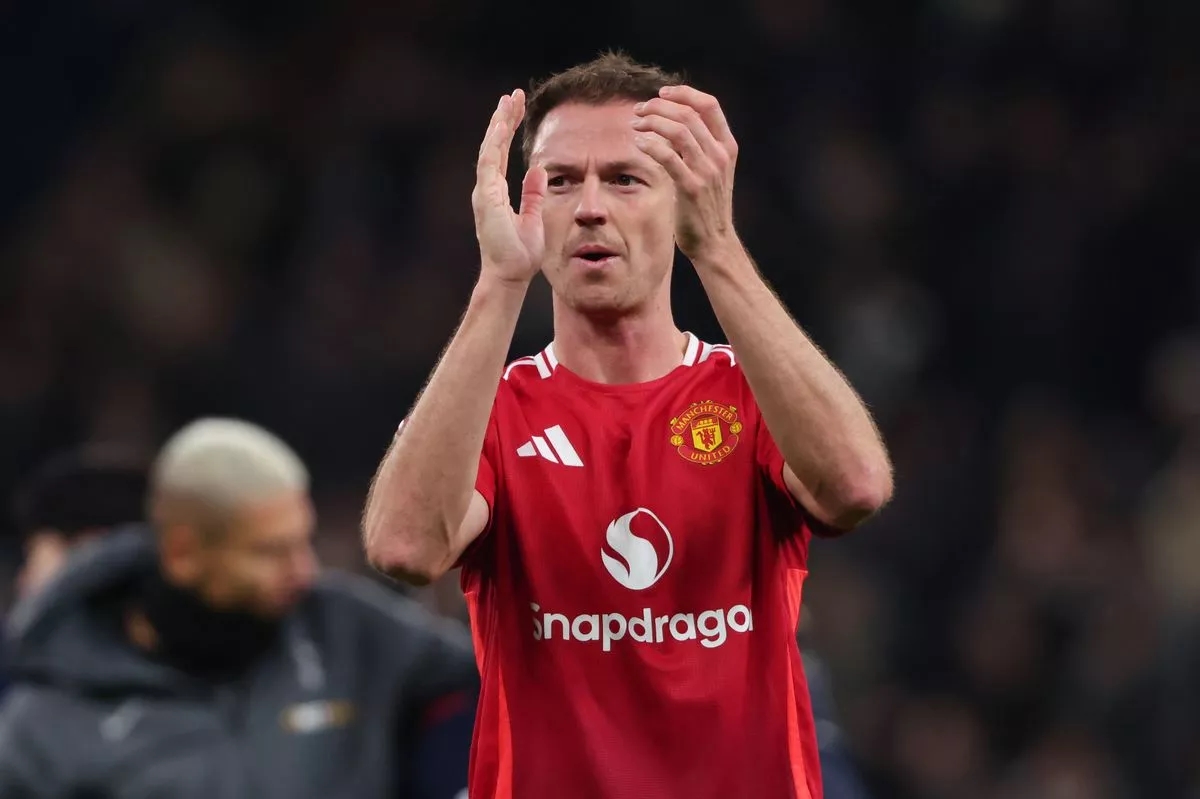 Jonny Evans trong m&agrave;u &aacute;o Manchester United.