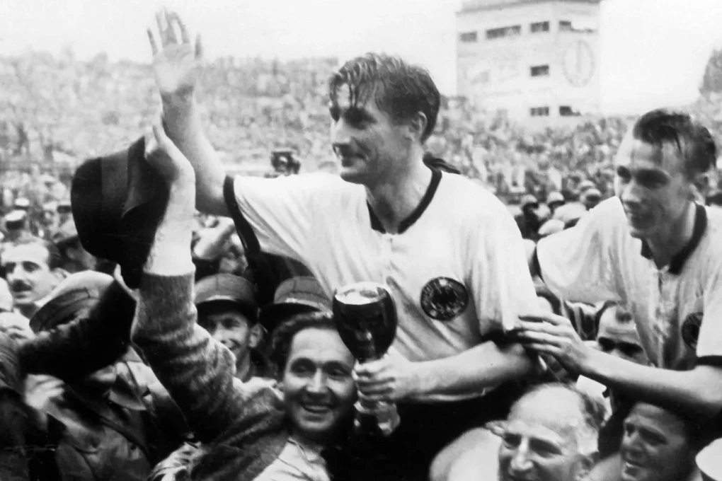World Cup 1954 đ&aacute;nh dấu sự trỗi dậy của nền b&oacute;ng đ&aacute; T&acirc;y Đức sau chiến tranh
