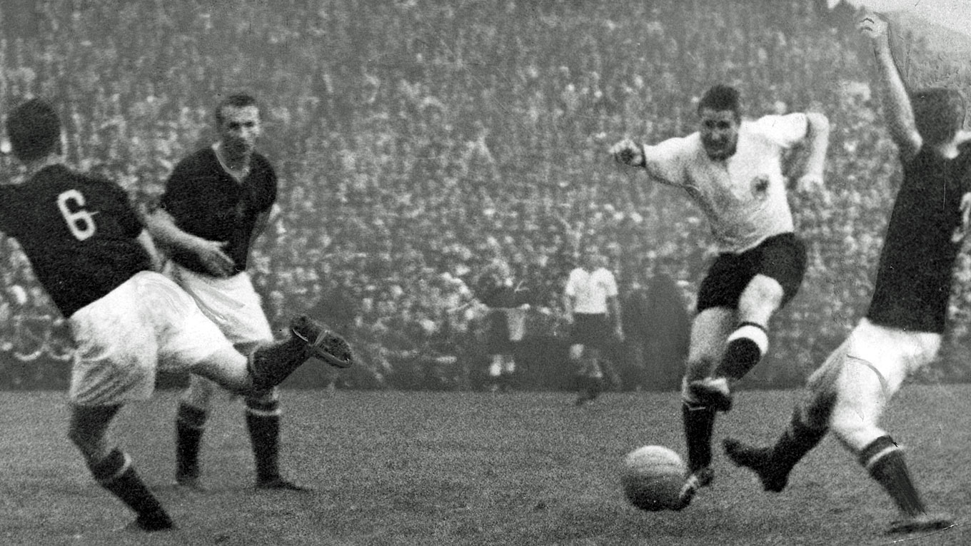 Huyền thoại b&oacute;ng đ&aacute; Đức Helmut Rahn (16-8-1929, 14-8-2003)... người ghi b&agrave;n thắng quyết định trong trận chung kết World Cup 1954.
