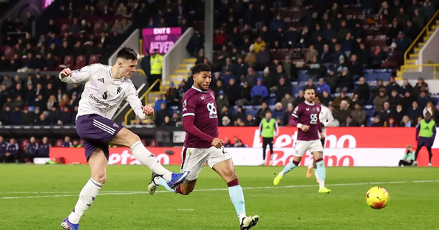 Sesko lập cú đúp cho Man Utd trong trận hòa Burnley.