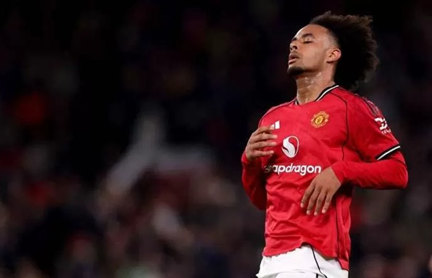 Zirkzee chưa thể ra đi v&igrave; biến động nh&acirc;n sự ở Man Utd