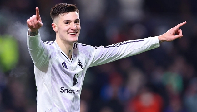 Ảnh bài viết Neville bất ngờ khi thấy Sesko cười tươi sau cú đúp cho MU