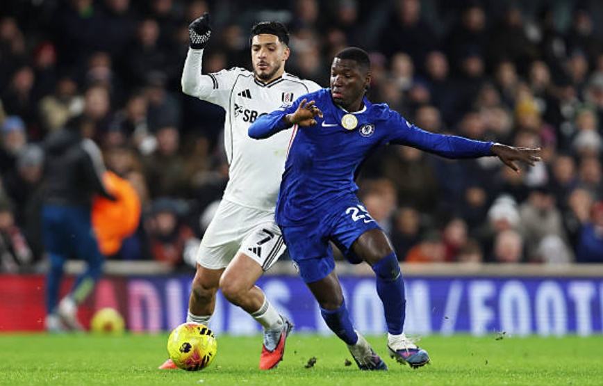 Moises Caicedo (6.4 điểm): Tiền vệ người Ecuador dường như quá chú tâm vào các tình huống tranh chấp nóng nảy hơn là tập trung điều tiết lối chơi. Anh đánh mất sự điềm tĩnh thường thấy khi liên tục bị cuốn vào những pha va chạm với các tiền vệ đối phương. Sau khi đội nhà mất người, Caicedo buộc phải lùi sâu phòng ngự và không thể cung cấp sự sáng tạo cần thiết cho tuyến trên.

Andrey Santos (6.0 điểm): Suýt chút nữa đã có thể ghi bàn mở tỉ số nếu cú dứt điểm bằng vai của anh không đưa bóng tìm đúng xà ngang. Santos cho thấy tiềm năng tốt trong việc hỗ trợ tấn công từ tuyến hai, nhưng anh là người phải hy sinh ở phút 30 để dường chỗ cho hậu vệ Hato sau khi Cucurella bị truất quyền thi đấu.

Enzo Fernandez (6.2 điểm): Một ngày thi đấu mờ nhạt của nhà vô địch thế giới. Anh gặp khó khăn trong việc kiểm soát nhịp độ khu trung tuyến và thường xuyên chuyền hỏng. Enzo cũng phải nhận một thẻ vàng vì phản ứng trọng tài và bị thay ra ở nửa cuối hiệp hai bởi đội trưởng Reece James. Người hâm mộ kỳ vọng nhiều hơn ở sự đột biến mà anh có thể mang lại trong hoàn cảnh khó khăn.


Pedro Neto (6.3 điểm): Thi đấu rất nỗ lực bên hành lang cánh trái, nhưng thường xuyên bị chia cắt với các vệ tinh xung quanh. Dấu ấn đáng chú ý nhất của Neto là pha đá phạt góc khó chịu khiến hàng thủ Fulham lúng túng, gián tiếp tạo điều kiện cho Delap ghi bàn gỡ hòa. Ngoài tình huống đó, anh không có thêm pha dứt điểm nguy hiểm nào về phía khung thành Bernd Leno.

Cole Palmer (6.5 điểm): Vẫn chưa lấy lại được nền tảng thể lực tốt nhất sau chấn thương. Tuy nhiên, Palmer vẫn cho thấy đẳng cấp với pha bỏ bóng thông minh mở ra cơ hội cho Delap. Anh thi đấu năng nổ hơn trong hiệp hai với những pha chuyển trạng thái nhanh, nhưng cuối cùng phải rời sân nhường chỗ cho Joao Pedro để đảm bảo an toàn cho chấn thương vùng háng.

Liam Delap (6.8 điểm): Điểm sáng lớn nhất trên hàng công của "The Blues". Trong một ngày phải đơn độc tác chiến trên hàng công do đội nhà thiếu người, Delap đã làm rất tốt vai trò làm tường. Anh không nản lòng sau khi bị Leno cản phá cú sút đầu tiên và đã có mặt đúng lúc để đệm bóng cận thành san bằng tỉ số 1-1, thắp lên hy vọng giữ điểm cho đội khách.


Chấm điểm Chelsea theo BongDa.com.vn.