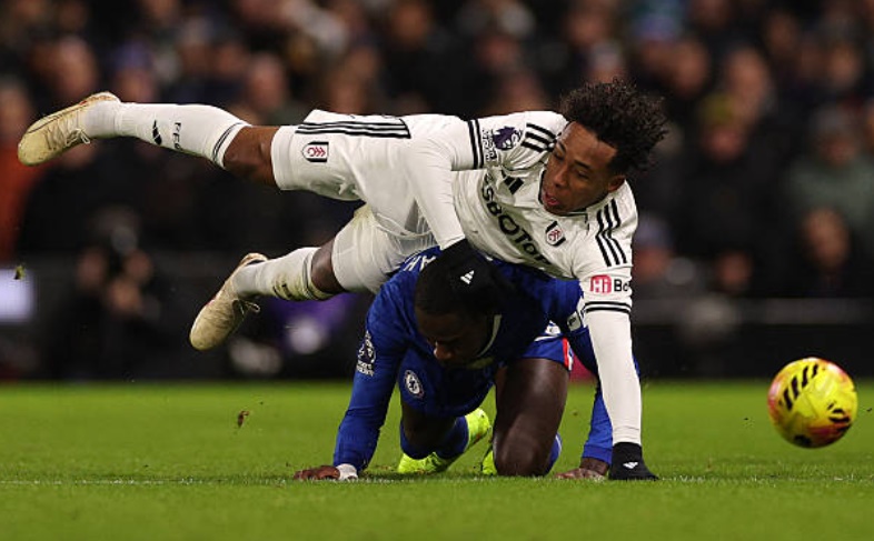 Trevoh Chalobah (6.4 điểm): Có một hiệp thi đấu đầu tiên khá chắc chắn khi chỉ huy hàng thủ đứng vững trước các đợt hãm thành của chủ nhà. Tuy nhiên, sai lầm lớn nhất của anh đến ở bàn thua đầu tiên khi để Jimenez vượt mặt và đánh đầu tung lưới nhà. Dù cố gắng sửa sai ở những phút sau đó, Chalobah vẫn không thể ngăn cản được sức ép nghẹt thở từ phía Fulham.

Malo Gusto (6.6 điểm): Hoạt động tương đối hiệu quả bên hành lang cánh phải trong khoảng 60 phút có mặt trên sân. Anh kiềm tỏa khá tốt các mũi tấn công biên của Fulham trước khi Chelsea bị mất người. Khi đội bóng chơi thiếu quân số, sức ảnh hưởng của Gusto giảm sút đáng kể do phải tập trung tối đa cho khâu phòng ngự. Anh được rút ra nghỉ để nhường chỗ cho Acheampong.

Moises Caicedo (6.4 điểm): Tiền vệ người Ecuador dường như quá chú tâm vào các tình huống tranh chấp nóng nảy hơn là tập trung điều tiết lối chơi. Anh đánh mất sự điềm tĩnh thường thấy khi liên tục bị cuốn vào những pha va chạm với các tiền vệ đối phương. Sau khi đội nhà mất người, Caicedo buộc phải lùi sâu phòng ngự và không thể cung cấp sự sáng tạo cần thiết cho tuyến trên.

Andrey Santos (6.0 điểm): Suýt chút nữa đã có thể ghi bàn mở tỉ số nếu cú dứt điểm bằng vai của anh không đưa bóng tìm đúng xà ngang. Santos cho thấy tiềm năng tốt trong việc hỗ trợ tấn công từ tuyến hai, nhưng anh là người phải hy sinh ở phút 30 để dường chỗ cho hậu vệ Hato sau khi Cucurella bị truất quyền thi đấu.

Enzo Fernandez (6.2 điểm): Một ngày thi đấu mờ nhạt của nhà vô địch thế giới. Anh gặp khó khăn trong việc kiểm soát nhịp độ khu trung tuyến và thường xuyên chuyền hỏng. Enzo cũng phải nhận một thẻ vàng vì phản ứng trọng tài và bị thay ra ở nửa cuối hiệp hai bởi đội trưởng Reece James. Người hâm mộ kỳ vọng nhiều hơn ở sự đột biến mà anh có thể mang lại trong hoàn cảnh khó khăn.


Pedro Neto (6.3 điểm): Thi đấu rất nỗ lực bên hành lang cánh trái, nhưng thường xuyên bị chia cắt với các vệ tinh xung quanh. Dấu ấn đáng chú ý nhất của Neto là pha đá phạt góc khó chịu khiến hàng thủ Fulham lúng túng, gián tiếp tạo điều kiện cho Delap ghi bàn gỡ hòa. Ngoài tình huống đó, anh không có thêm pha dứt điểm nguy hiểm nào về phía khung thành Bernd Leno.

Cole Palmer (6.5 điểm): Vẫn chưa lấy lại được nền tảng thể lực tốt nhất sau chấn thương. Tuy nhiên, Palmer vẫn cho thấy đẳng cấp với pha bỏ bóng thông minh mở ra cơ hội cho Delap. Anh thi đấu năng nổ hơn trong hiệp hai với những pha chuyển trạng thái nhanh, nhưng cuối cùng phải rời sân nhường chỗ cho Joao Pedro để đảm bảo an toàn cho chấn thương vùng háng.

Liam Delap (6.8 điểm): Điểm sáng lớn nhất trên hàng công của "The Blues". Trong một ngày phải đơn độc tác chiến trên hàng công do đội nhà thiếu người, Delap đã làm rất tốt vai trò làm tường. Anh không nản lòng sau khi bị Leno cản phá cú sút đầu tiên và đã có mặt đúng lúc để đệm bóng cận thành san bằng tỉ số 1-1, thắp lên hy vọng giữ điểm cho đội khách.


Chấm điểm Chelsea theo BongDa.com.vn.