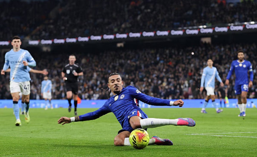 Malo Gusto (6.6 điểm): Hoạt động tương đối hiệu quả bên hành lang cánh phải trong khoảng 60 phút có mặt trên sân. Anh kiềm tỏa khá tốt các mũi tấn công biên của Fulham trước khi Chelsea bị mất người. Khi đội bóng chơi thiếu quân số, sức ảnh hưởng của Gusto giảm sút đáng kể do phải tập trung tối đa cho khâu phòng ngự. Anh được rút ra nghỉ để nhường chỗ cho Acheampong.

Moises Caicedo (6.4 điểm): Tiền vệ người Ecuador dường như quá chú tâm vào các tình huống tranh chấp nóng nảy hơn là tập trung điều tiết lối chơi. Anh đánh mất sự điềm tĩnh thường thấy khi liên tục bị cuốn vào những pha va chạm với các tiền vệ đối phương. Sau khi đội nhà mất người, Caicedo buộc phải lùi sâu phòng ngự và không thể cung cấp sự sáng tạo cần thiết cho tuyến trên.

Andrey Santos (6.0 điểm): Suýt chút nữa đã có thể ghi bàn mở tỉ số nếu cú dứt điểm bằng vai của anh không đưa bóng tìm đúng xà ngang. Santos cho thấy tiềm năng tốt trong việc hỗ trợ tấn công từ tuyến hai, nhưng anh là người phải hy sinh ở phút 30 để dường chỗ cho hậu vệ Hato sau khi Cucurella bị truất quyền thi đấu.

Enzo Fernandez (6.2 điểm): Một ngày thi đấu mờ nhạt của nhà vô địch thế giới. Anh gặp khó khăn trong việc kiểm soát nhịp độ khu trung tuyến và thường xuyên chuyền hỏng. Enzo cũng phải nhận một thẻ vàng vì phản ứng trọng tài và bị thay ra ở nửa cuối hiệp hai bởi đội trưởng Reece James. Người hâm mộ kỳ vọng nhiều hơn ở sự đột biến mà anh có thể mang lại trong hoàn cảnh khó khăn.


Pedro Neto (6.3 điểm): Thi đấu rất nỗ lực bên hành lang cánh trái, nhưng thường xuyên bị chia cắt với các vệ tinh xung quanh. Dấu ấn đáng chú ý nhất của Neto là pha đá phạt góc khó chịu khiến hàng thủ Fulham lúng túng, gián tiếp tạo điều kiện cho Delap ghi bàn gỡ hòa. Ngoài tình huống đó, anh không có thêm pha dứt điểm nguy hiểm nào về phía khung thành Bernd Leno.

Cole Palmer (6.5 điểm): Vẫn chưa lấy lại được nền tảng thể lực tốt nhất sau chấn thương. Tuy nhiên, Palmer vẫn cho thấy đẳng cấp với pha bỏ bóng thông minh mở ra cơ hội cho Delap. Anh thi đấu năng nổ hơn trong hiệp hai với những pha chuyển trạng thái nhanh, nhưng cuối cùng phải rời sân nhường chỗ cho Joao Pedro để đảm bảo an toàn cho chấn thương vùng háng.

Liam Delap (6.8 điểm): Điểm sáng lớn nhất trên hàng công của "The Blues". Trong một ngày phải đơn độc tác chiến trên hàng công do đội nhà thiếu người, Delap đã làm rất tốt vai trò làm tường. Anh không nản lòng sau khi bị Leno cản phá cú sút đầu tiên và đã có mặt đúng lúc để đệm bóng cận thành san bằng tỉ số 1-1, thắp lên hy vọng giữ điểm cho đội khách.


Chấm điểm Chelsea theo BongDa.com.vn.