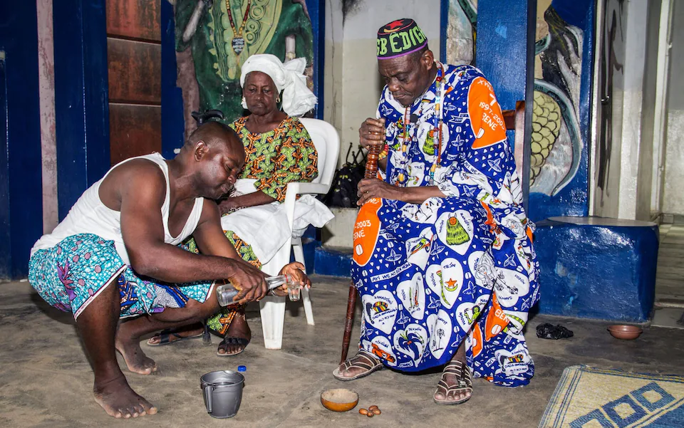 Một thầy cúng Voodoo thực hiện nghi lễ cầu may cho đội tuyển Benin tại Cúp bóng đá Châu Phi 2019