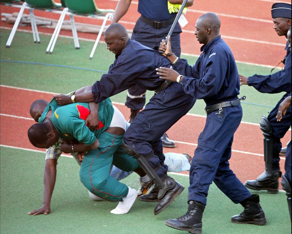 Trợ lý huấn luyện viên đội tuyển Cameroonbị cảnh sát Mali bắt giữ tại Cúp bóng đá châu Phi năm 2002.