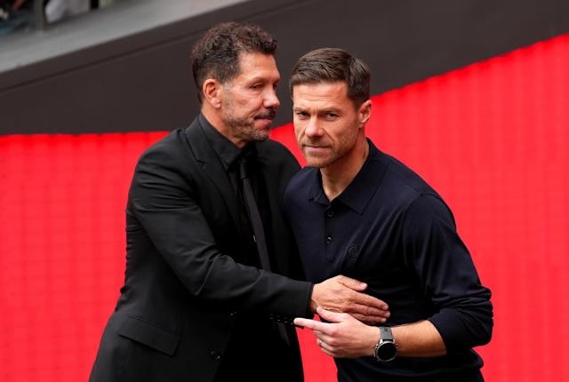 Diego Simeone chuẩn bị tái đấu Xabi Alonso ở derby Madrid.