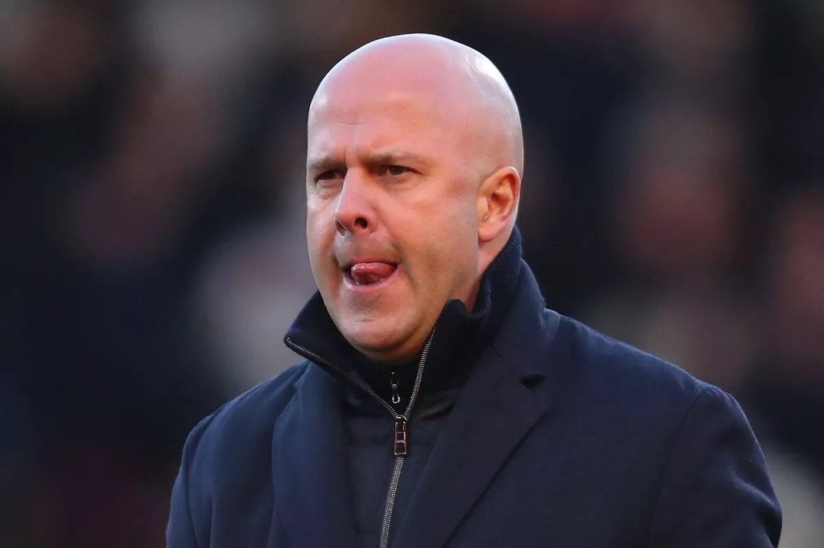 Ảnh bài viết Michael Owen khẳng định đòi sa thải Arne Slot là quá sớm