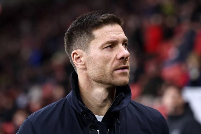 Xabi Alonso đối mặt với b&agrave;i to&aacute;n nơi h&agrave;ng ph&ograve;ng ngự. 