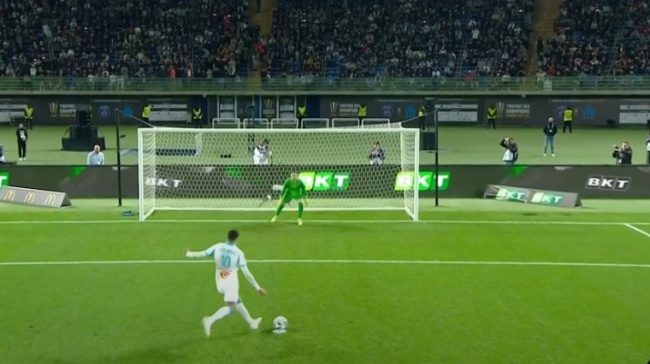 Greenwood ghi b&agrave;n tr&ecirc;n chấm 11m.