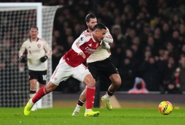 Thế trận diễn ra chặt chẽ giữa 2 đội.