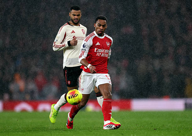 Jurrien Timber (7.1): Anh ấy hoạt động như một trong những mũi nhọn tấn c&ocirc;ng chủ lực của Arsenal với những pha đột ph&aacute; sắc b&eacute;n b&ecirc;n c&aacute;nh phải, d&ugrave; những đường chuyền bổng của anh thường kh&ocirc;ng được c&aacute;c đồng đội tận dụng hiệu quả.