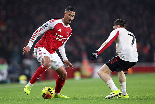 William Saliba (7.3): May mắn tho&aacute;t khỏi một pha mất tập trung tai hại khi chuyền b&oacute;ng về sửa lưng Raya. Nh&igrave;n chung, Saliba đ&atilde; chơi tốt, d&ugrave; phần lớn l&agrave; do Liverpool thiếu sự hiện diện &aacute;p đảo trong v&ograve;ng cấm.